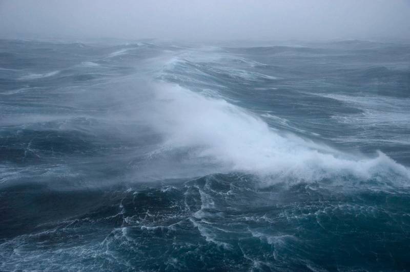 https://images.marinetechnologynews.com/images/maritime/w800/dramatic-waves-166411.jpg