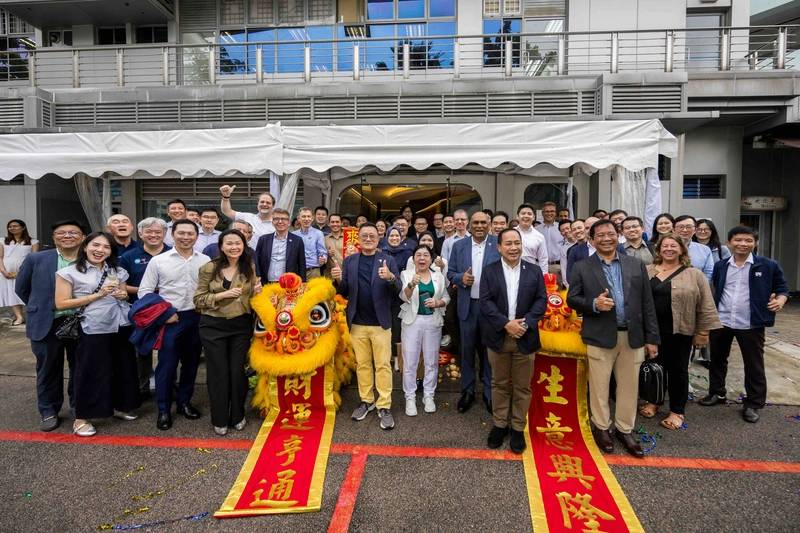 https://images.marinetechnologynews.com/images/maritime/w800/guests-celebrate-173831.jpeg