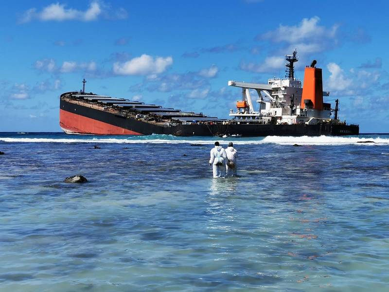 https://images.marinetechnologynews.com/images/maritime/w800/wakashio-aground-coral-155003.jpg