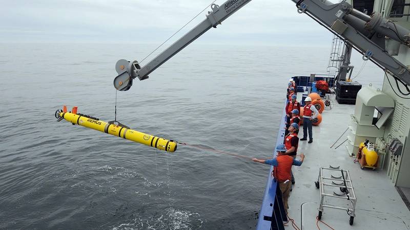 In addition to gliders, scientists at the Pioneer Array use another type of mobile platform—the REMUS 600 autonomous underwater vehicle, or AUV—to carry out intensive, short-term investigations. Because REMUS AUVs are propeller-driven, they can move more quickly through the water than gliders, capturing high-resolution data on currents, nutrients, and other ocean properties. (Photo by Véronique LaCapra, Woods Hole Oceanographic Institution)