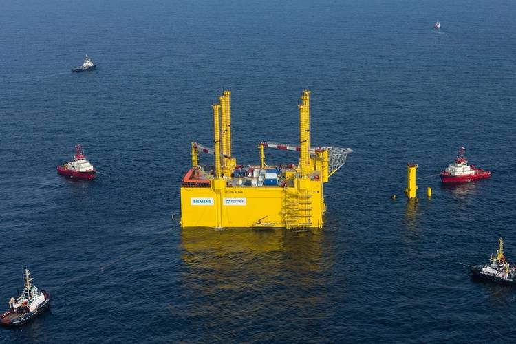 After the HVDC platform HelWin1 reached its setup zone a further four days were required for installation. HelWin1 is a floating jack-up platform that is moved to the desired position by tugboats with its supports raised. When it reaches this position, the supports are lowered and connected to the supporting structure that has already been installed. The platform is then raised using a hydraulic jacking system.