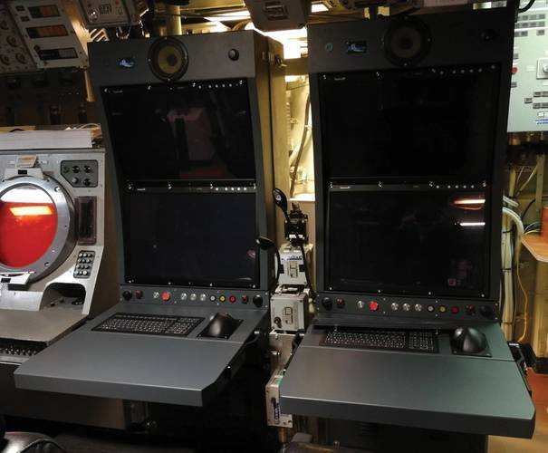 Old analog sonar on the left versus new console. Photo: RTsys/French Navy