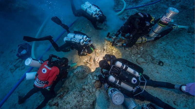 Archaeologists Brendan Foley, Theotokis Theodoulou and Alex Tourtas excavate the Antikythera Shipwreck skeletal remains, assisted by Nikolas Giannoulakis and Gemma Smith. Photo by Brett Seymour, EUA/WHOI/ARGO