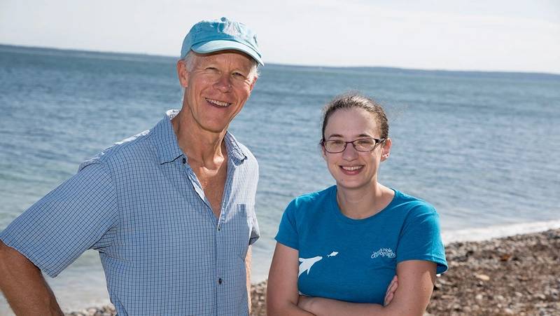 Biologist Scott Lindell and researcher Erin Fischell are part of a WHOI team working to advance the mass production of seaweed with funding from the U.S. Department of Energy’s Advanced Research Projects Agency-Energy. (Photo: Tom Kleindinst, Woods Hole Oceanographic Institution)