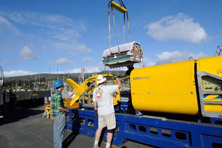 Boeing's project engineer, Ross Peterson, oversees the installation of the lithium polymer battery into Boeing's AUV Echo Ranger at Half Moon Bay. The battery is specifically designed for the AUV, providing the power needed for the 60 mile roundtrip mission in the Monterey Bay National Marine Sanctuary. (Credit: Robert V. Schwemmer, NOAA)