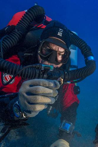 Brendan Foley recovers a gold ring from the Antikythera Shipwreck. (Brett Seymour, EUA/WHOI/ARGO)