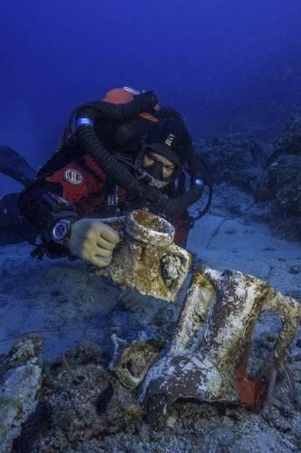 Brendan Foley compares amphora styles on the Antikythera Shipwreck. (Photo by Brett Seymour, EUA/WHOI/ARGO)