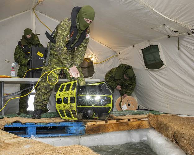 Canadian Armed Forces members from the Advanced Naval Capabilities Unit deploy the Prosecutor Remote Operated Vehicle (ROV) for a search and retrieval exercise in a dive site located in the Arctic Ocean, off the coast of Tuktoyaktuk as part of Operation NANOOK-NUNALIVUT. 
Credit: Master Corporal Alana Morin, Joint Task Force - North, Yellowknife.

