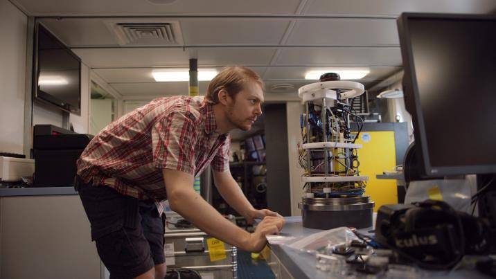 Chief Scientist Dr. Tom Kwasnitschka carefully examines the video equipment (Credit: SOI/ Bjoern Kurtenbach)