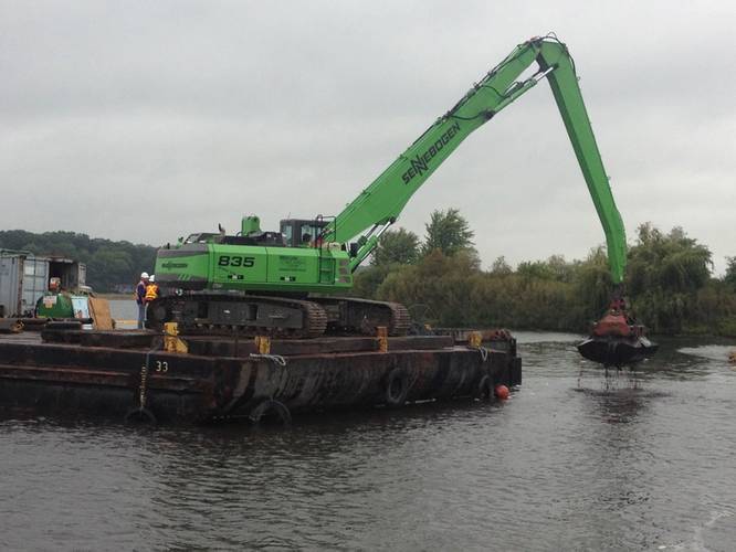 Construction crew removes contaminated sediment from White Lake. (Photo: EPA)