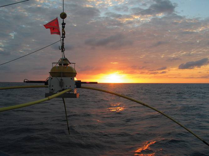 Data receiver at sea.  (Courtesy Earth Risk Technologies)