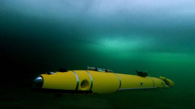 The AUV DeepLeng navigates autonomously in a frozen lake during field tests in Sweden. Copyright: DFKI