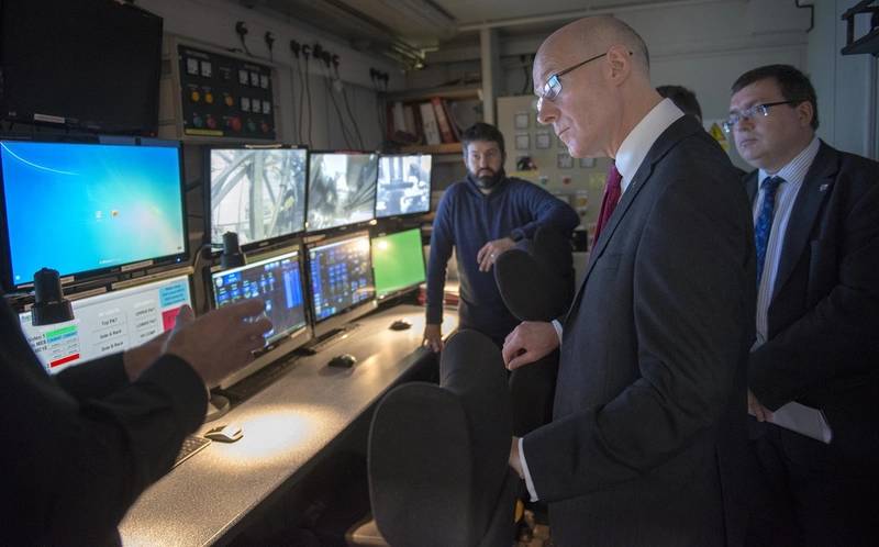 Deputy First Minister John Swinney learns more about the research underway at the Lyell Center. (Photo: Heriot-Watt University)