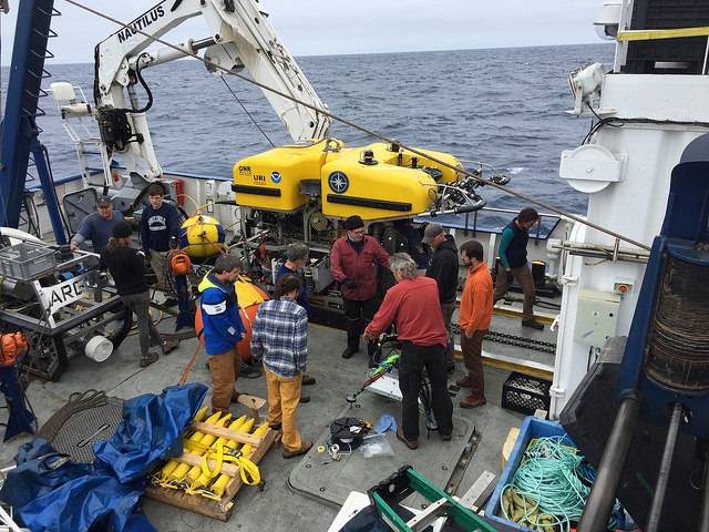 The team discusses dive operations on the Nautilus deck (Photo: ONC)