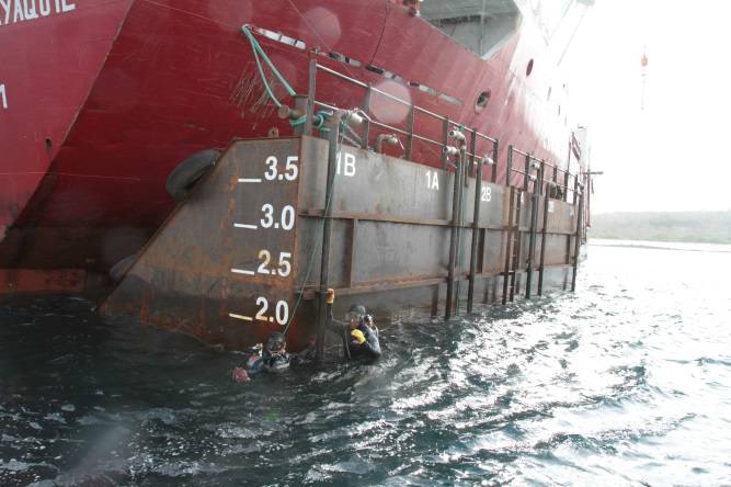 divers at the flotation tanks (Photo courtesy of Mammoet Salvage)