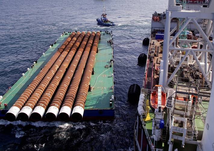More than 100 employees are involved in the installation at sea. They are difficult to recognize (front, left in photo) next to the steel piles, which are up to 100 meters in length, with a diameter of up to 3.2 meters and a wall thickness of 8 centimeters.