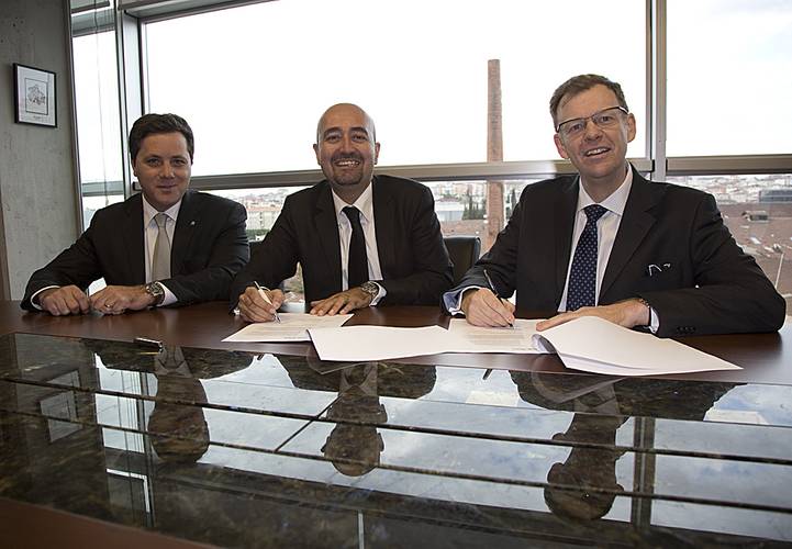 The event also saw Sanmar sign a contract for the supply of Rolls-Royce thrusters for a further twelve tug boats. Left to right: Erkut Aslanoglu, Rolls-Royce Sales Manager – Turkey, Ali Gurun, Sanmar Shipyard, Project Director and Neil Gilliver Rolls-Royce, President – Merchant.