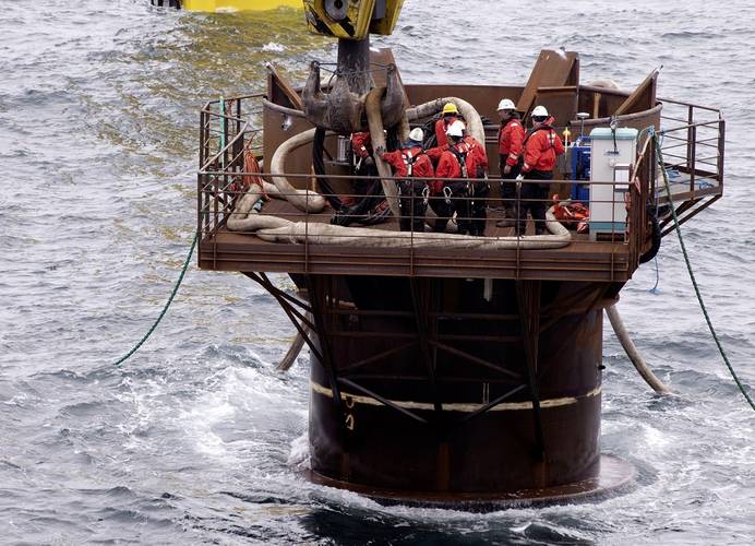 As the fitters start doing their work, the pilings’ size becomes visible: there’s space for six people working side by side (pictured). An on-site jack-up platform serves as the crews’ quarters so that they do not have to travel back to the mainland each day. This saves a great deal of time, since the platform is located 85 kilometers from the German coast. The time needed for this journey is around two hours by helicopter and 16 hours by ship.