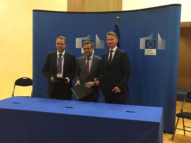 From left to right: EIB Vice-President Jan Vapaavuori, EU Commissioner for Research, Science and Innovation, Carlos Moedas, and AW-Energy’s CEO, John Liljelund. (Photo: EIB)