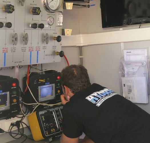 Hydrex team member supervising the underwater operation.