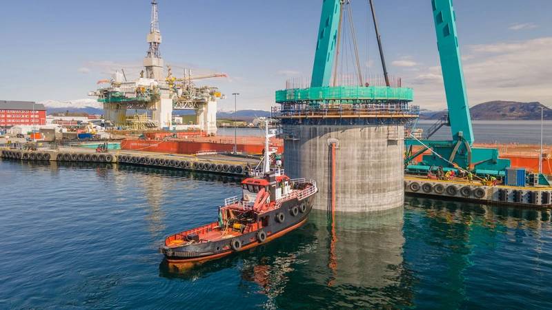 Hywind Tampen structures being floated out of the drydock at Stord, Norway. Photo from Aker Solutions / Lars Melkevik.