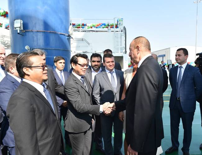 H.E. Ilham Aliyev (right), President of Azerbaijan, congratulating Lam Khee Chong (left), General Manager, Baku Shipyard, on the completion of the Khankendi (Photo: Keppel)