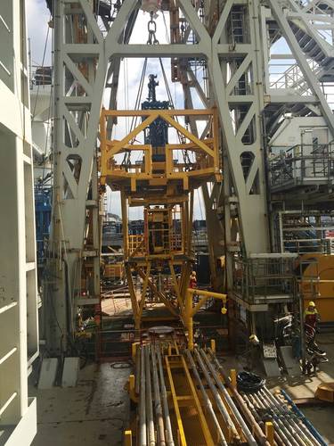 “Inne i tårnet”: The surface injector (blue) and the subsea injector inside the tower. The subsea injector will be lowered onto a subsea guide base and controlled and powered by a ROV. (Photo: Island Offshore)