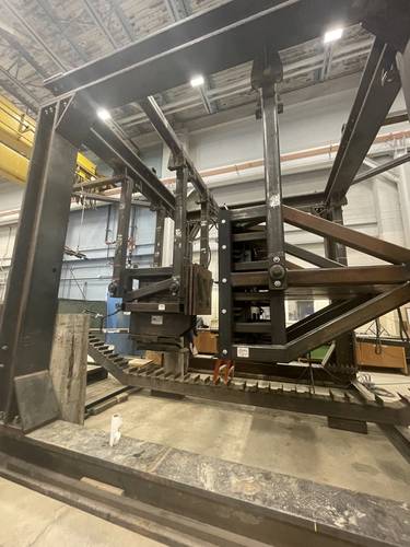 Inside the Structures Lab they can test the impact of ice on ship panels.
© Celia Konowe