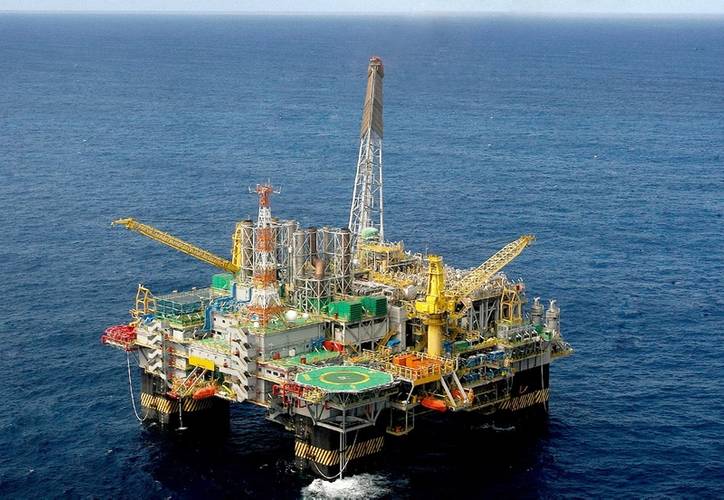 Two Liebherr MTC 3100-25s Litronic at the Petrobras drilling rig platform P-56. (Photo courtesy of Liebherr)