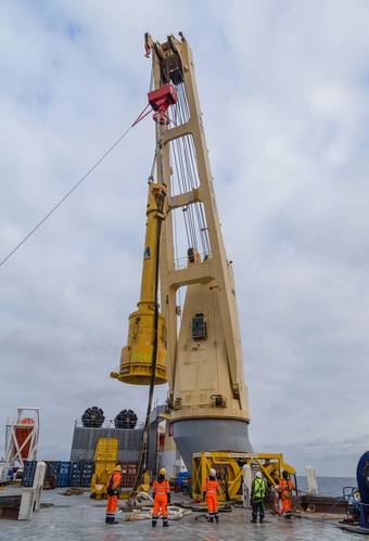 Lifting the piling hammer (Photo: SAL Heavy Lift)