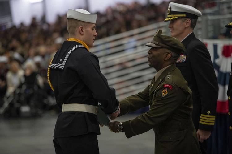 Major General Jason E. Kelly, commanding general, U.S. Army Training Center and Fort Jackson, presents the Navy Club of the United States Military Excellence Award and Recruit Commander to Seaman Cooper Hurn.
U.S. Navy photo by Mass Communication Specialist 2nd Class Christopher O’Grady