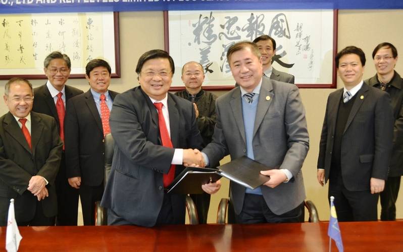 Wong Kok Seng (left), Managing Director (Offshore) of Keppel O&M and Managing Director of Keppel FELS signing the contract with Fan Qing Hua, Director of TS Offshore as management from Keppel and TS Offshore look on.