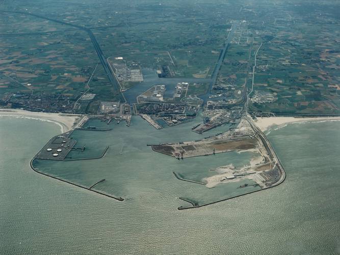 30 million cu. m.  of sand, silt & clay  1977 - 1991 Belgium / Zeebrugge Harbour  Maritime extension works at the Port of Zeebrugge began in 1977 and continued for some 15 years. New breakwaters, improved slope protection, a sea lock and an LNG terminal at the port’s eastern side were added. More than 30 million cu. m. of sand, silt and clay were dredged to create soil-substitution trenches, reclaimed terminal areas and to deepen the port basin for container and cruise ships. Finally, in 1991 th