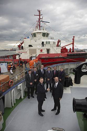 Neil Gilliver, Rolls-Royce, President – Merchant (front left) congratulates Ali Gurun, Sanmar Shipyard, Project Director in front of the world’s first LNG power tug, Borgøy.