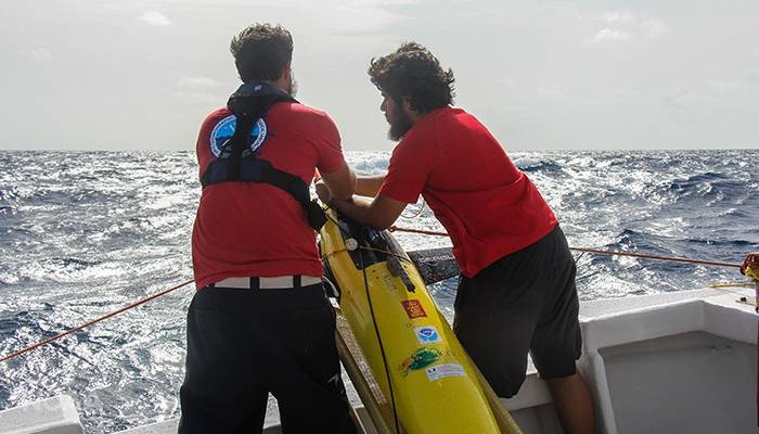 NOAA's Grant Rawson (left) and Luis O. Pomales Velázquez of University of Puerto Rico at Mayaguez prepare to deploy a glider. (Photo: NOAA)