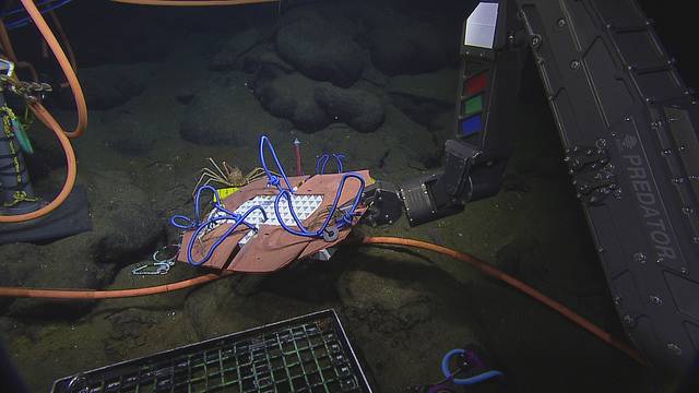 Picking up the grates next to the platform (Copyright: 2018 ONC/OET/Nautilus Live)