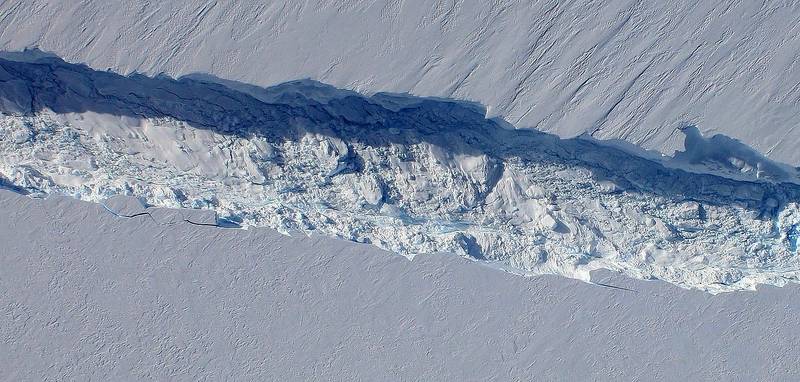 Pine Island Glacier rift seen from the Digital Mapping System camera aboard NASA's DC-8 on Oct. 26, 2011 (Image Credit: NASA / DMS)