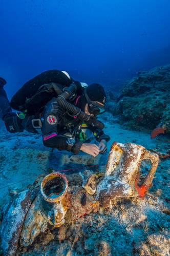 Professional technical diver Gemma Smith studies artifacts on the Antikythera Shipwreck. (Photo by Brett Seymour, EUA/WHOI/ARGO)