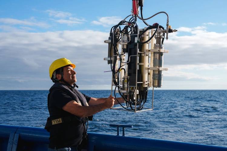 Pump Profiling System (PPS) during deployment
Osvaldo Ulloa (Principal Investigator, Universidad de Concepción) steadies the Pump Profiling System (PPS) during deployment. The PPS is slowly deployed to a depth of approximately 400 meters. It can collect real-time, high-resolution vertical profile data of conductivity (salinity), temperature, dissolved oxygen, fluorescence (an index of phytoplankton biomass), beam attenuation (an index of particle concentration), and light intensity. As it descen