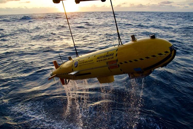 Recovery of Autosub 6000 following BioCam dive. Image: Sonardyne