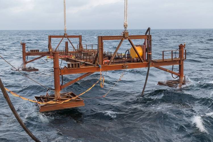 Reference frame entering the water (Photo: SAL Heavy Lift)