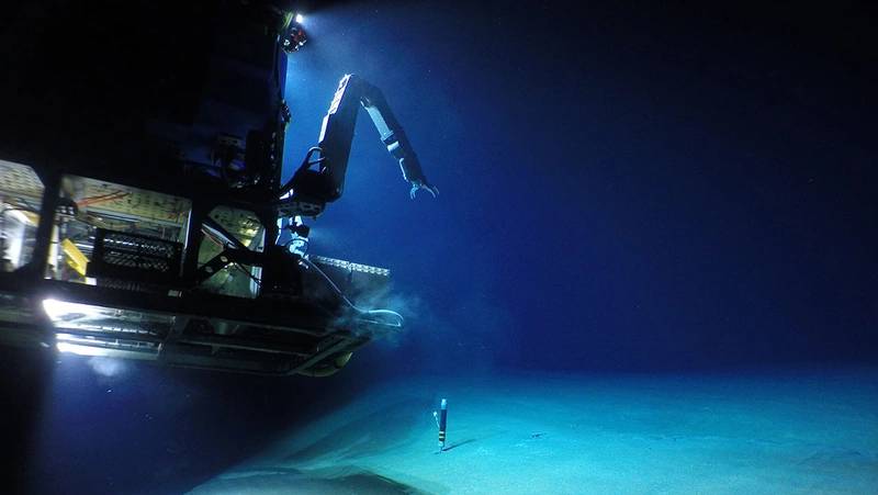 The remotely operated vehicle (ROV) Jason lands on the seafloor at Havre submarine volcano to retrieve a heat flow monitor. (Photo: Multidisciplinary Instrumentation in Support of Oceanography (MISO) Facility, ©Woods Hole Oceanographic Institution)