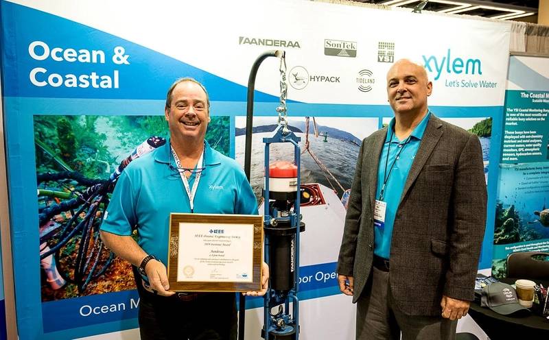 Two representatives displaying their IEEE OES Institute Award given to Aanderaa (Photo: Stan Chamberlain)