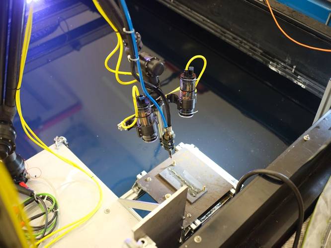 Robot and weld seam, here a build-up weld in a horizontal position, after a test. Test setup in the black basin (20m3 / 3,4m x 2,6m x 2,5m)­
Copyright: AMT GmbH, Dirk Rößeler