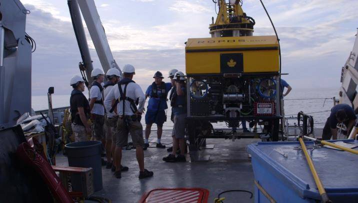 The ROV ROPOS team and Falkor crew discuss the plan of the day at Niua South (Credit: SOI/ Bjoern Kurtenbach)