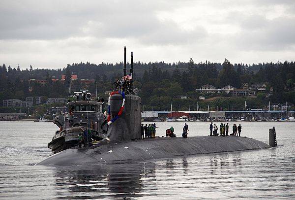 Sailors assigned to the fast-attack submarine USS Seawolf return home to Naval Base Kitsap-Bremerton, following a six-month deployment. (U.S. Navy photo by Amanda R. Gray)