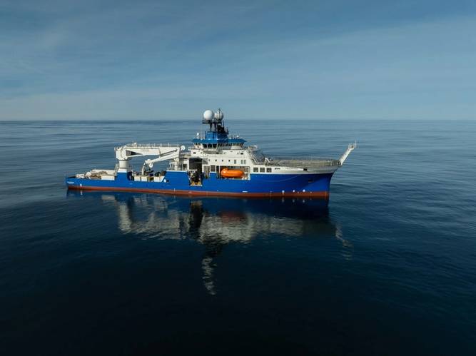 Schmidt Ocean Institute’s 110-meter vessel Falkor (too), which served as the operational mobile base for the August 2025 deep-sea expedition in Argentina’s Mar del Plata Canyon. The vessel enabled scientists to explore submarine canyons at depths exceeding 3,500 metres along the biological crossroad of the Brazil–Malvinas Confluence. Credit: SOI