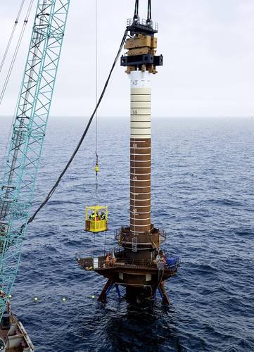 The steel piles are anchored in the seabed at the installation location, 20 kilometers northwest of Helgoland. Up to 100 meters long, they are as tall as the famous London landmark Big Ben and provide secure anchoring for the platform.