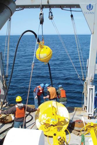 A stretch hose being deployed at sea (Photo: EOM Offshore)