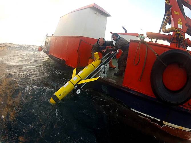 Submarine glider being deployed by RN personnel (Photo: NOC)